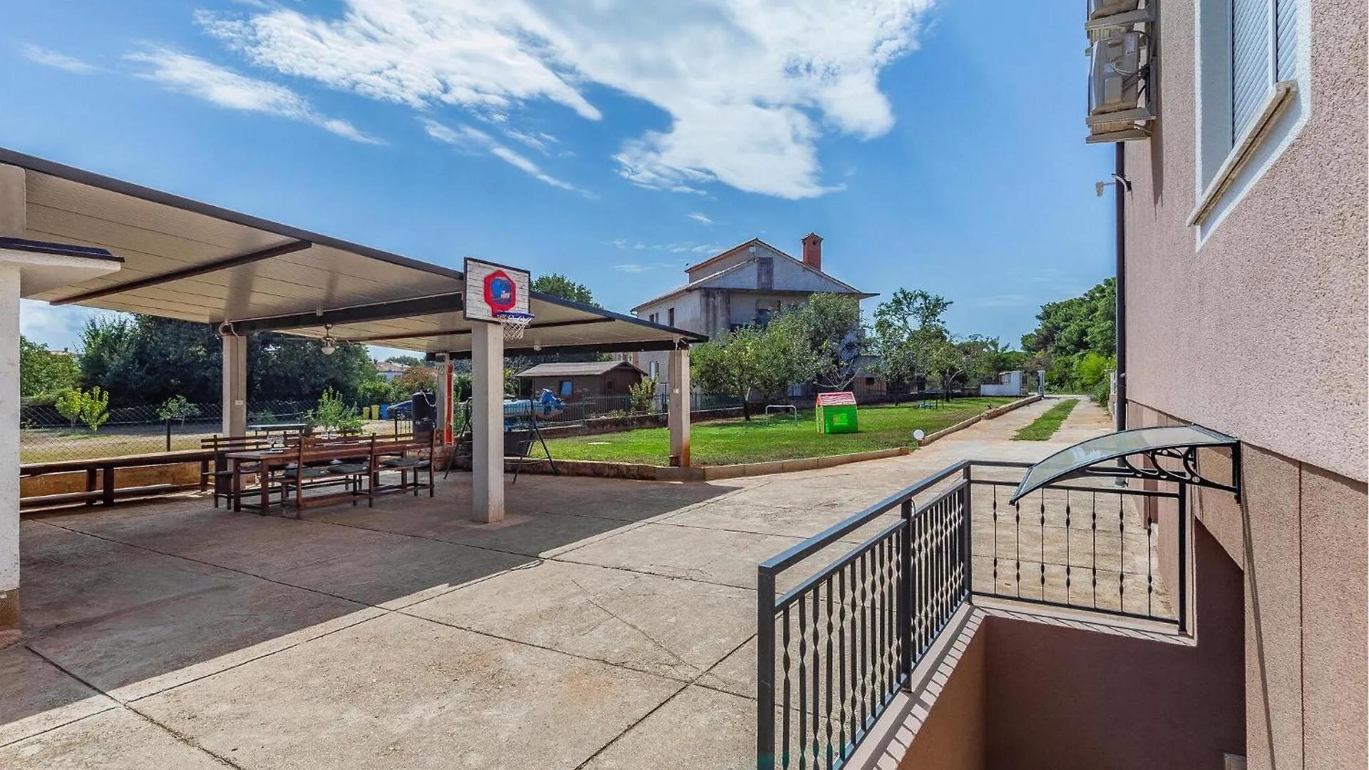 Dom wakacyjny Nice Home In Valbandon With Outdoor Swimming Pool